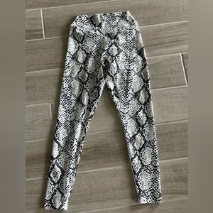 Vitality Balance Athletica | High Rise Snakeskin Print Leggings Black Yellow | S